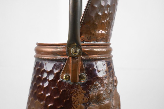 Image 1 of Paragüero de cobre con relieve martillado de una panadería medieval, Francia, ca. 1900