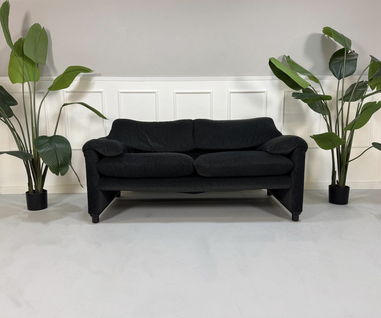 Divano di design Cassina Maralunga in tessuto grigio nero