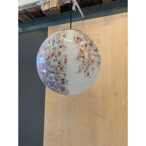 Esfera contemporánea de color blanco lechoso en cristal de Murano con murrina multicolor
