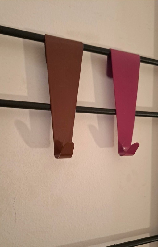 Pilastro Coat rack Scale