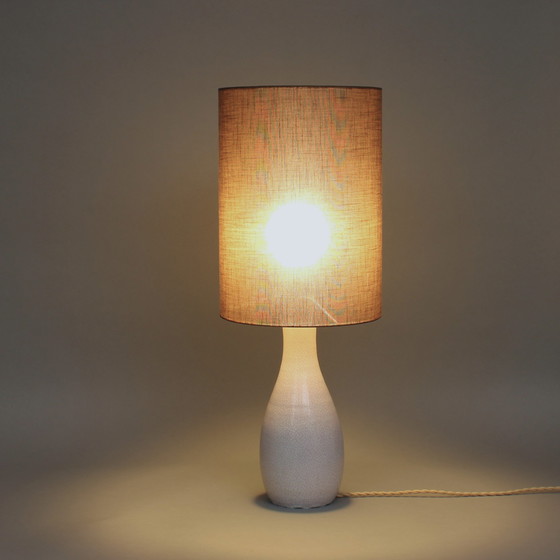 Image 1 of Pieter Groeneveldt - pied de lampe en faïence de couleur crème avec abat-jour