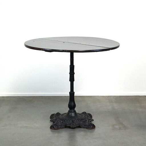 Round English pub table/ side table/ small dining table with cast iron leg and oak top