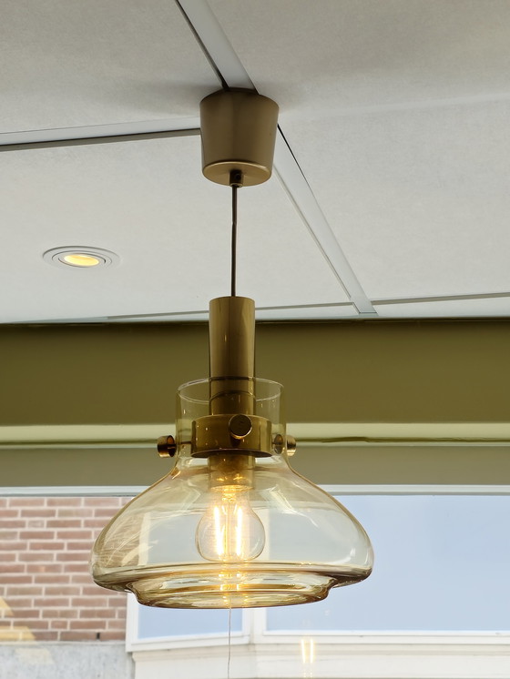 Image 1 of Plafonnier suspendu vintage laiton ambre