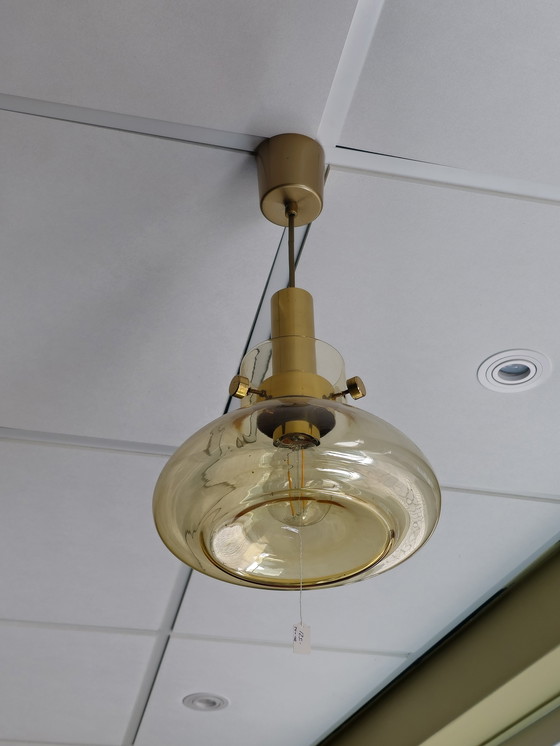 Image 1 of Plafonnier suspendu vintage laiton ambre