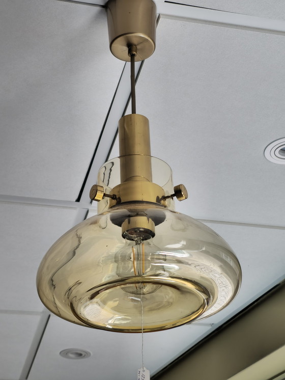 Image 1 of Plafonnier suspendu vintage laiton ambre