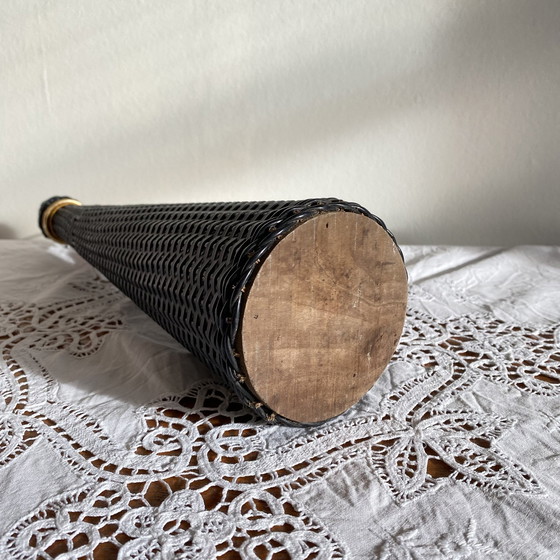 Image 1 of Vecchia bottiglia di vetro e intreccio di plastica Scoubidou vintage