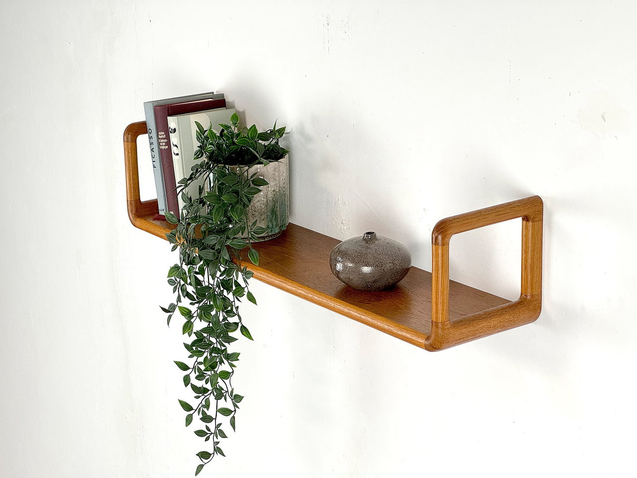 Estante de pared de teca de mediados de siglo de Dyrlund