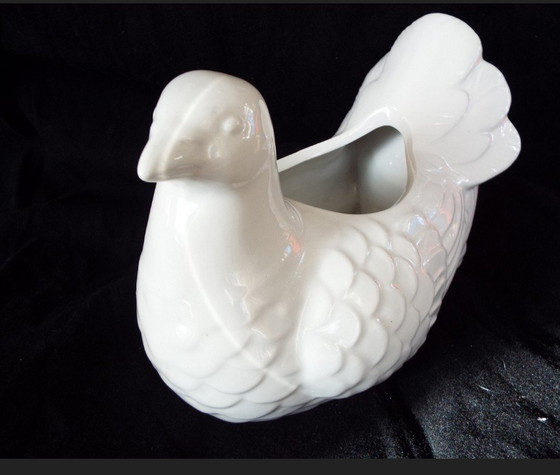 Image 1 of Vintage dove made of porcelain