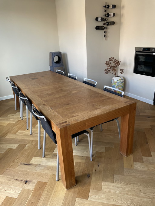 Linteloo dining table