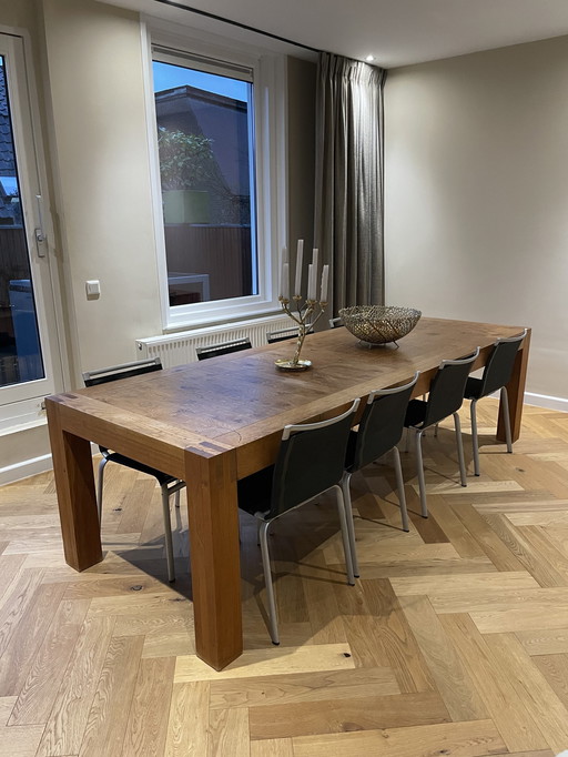 Linteloo dining table