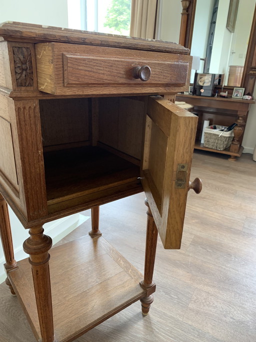 Table de chevet vintage en chêne français avec plateau en marbre