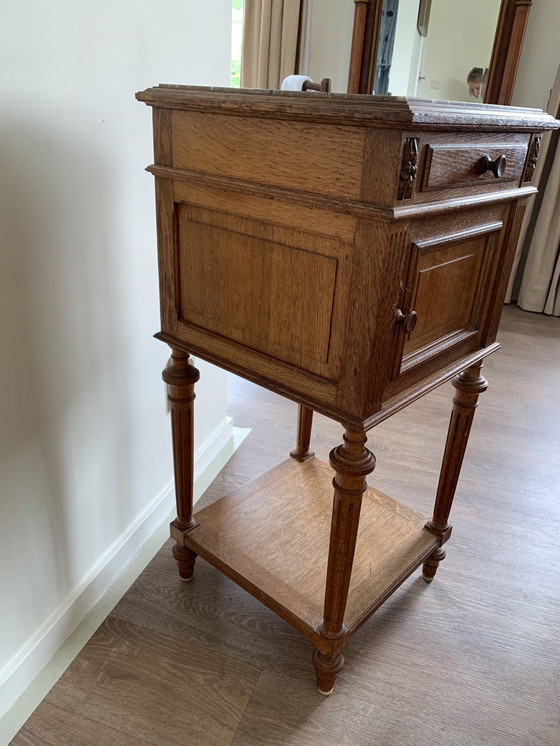 Image 1 of Table de chevet vintage en chêne français avec plateau en marbre