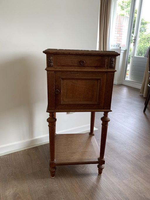 Table de chevet vintage en chêne français avec plateau en marbre