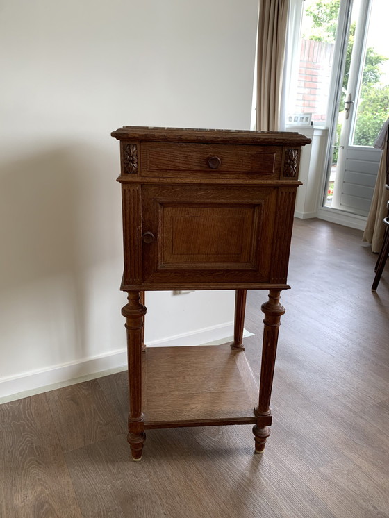 Image 1 of Comodino vintage in rovere francese con piano in marmo