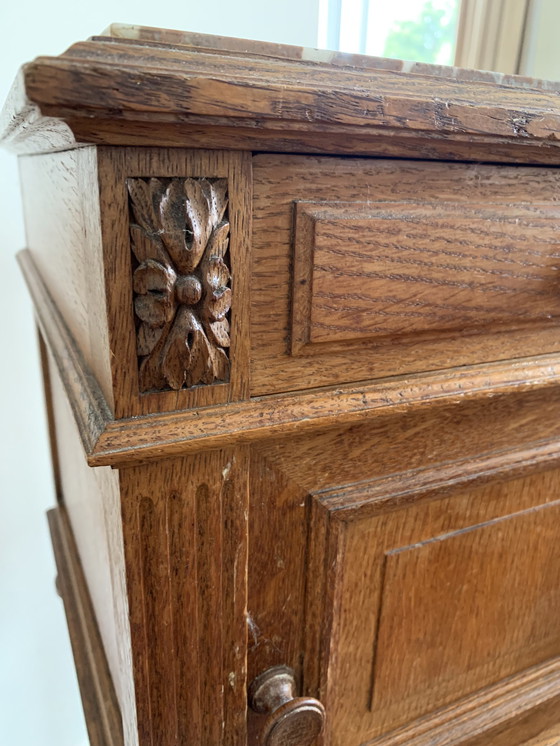 Image 1 of Table de chevet vintage en chêne français avec plateau en marbre