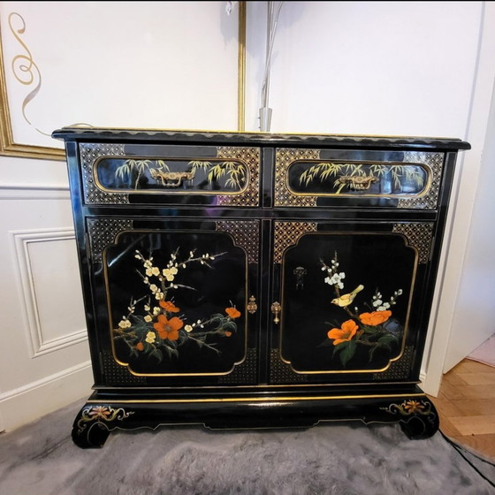 Image 1 of Cassettiera vintage laccata con fiori dipinti, Cina, XX secolo