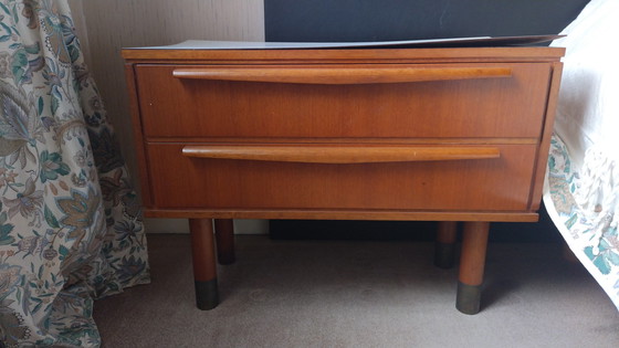 Image 1 of 2 tables de chevet, une commode et une armoire d'époque