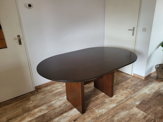 Image 1 of Table de salle à manger ovale en chêne foncé