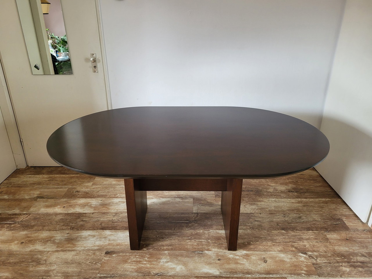 Mesa de comedor ovalada de roble oscuro