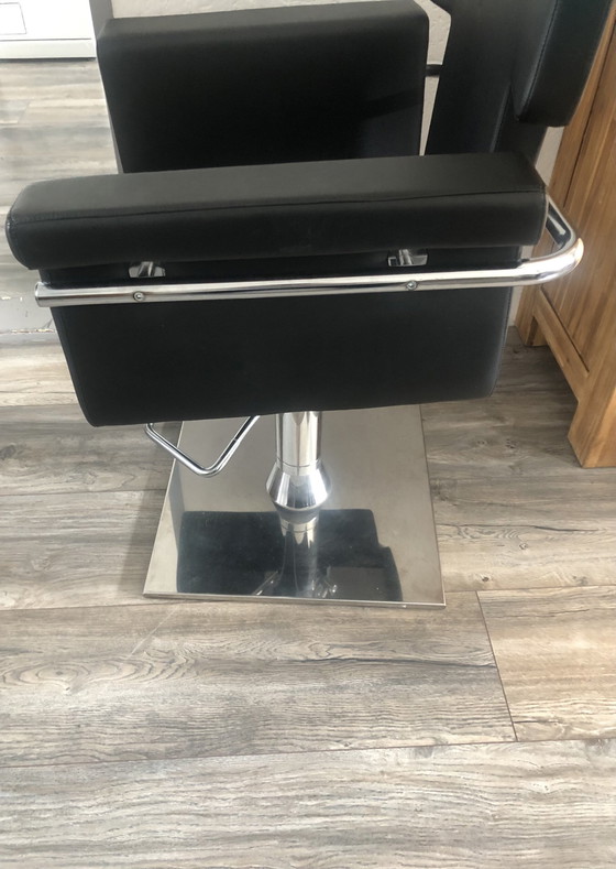 Image 1 of Professional Barber Chair Modern And Durable Design