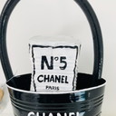 Objet d'art Norman Gekko - Sac Chanel écrasé avec le parfum N.5