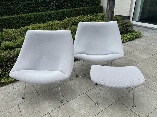 2x Artifort Oyster and 1 Ottoman