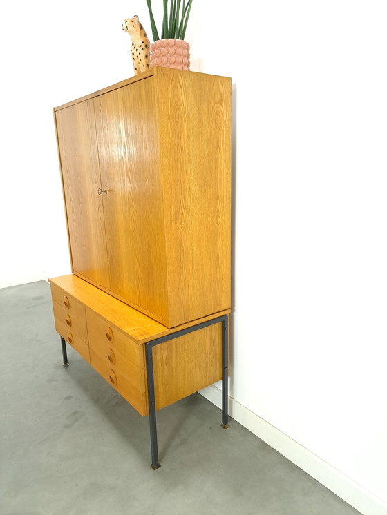 Image 1 of Armoire en placage Hellerau avec pieds et tiroirs en acier