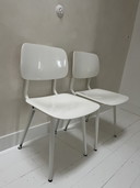 Juego de 2 sillas Ahrend Revolt blancas