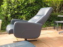 Fauteuil pivotant en cuir bleu avec pouf