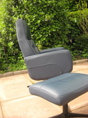 Fauteuil pivotant en cuir bleu avec pouf