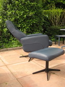 Fauteuil pivotant en cuir bleu avec pouf