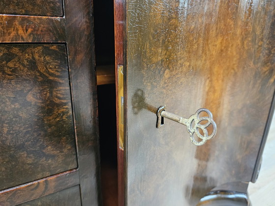 Image 1 of Art Decò Toelette In Walnut With Doors And Three Drawers