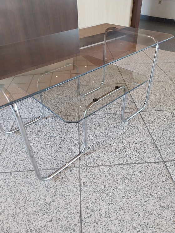 Image 1 of 1 mesa de centro con estructura tubular y tablero de cristal ahumado. República Checa, década de 1960. 