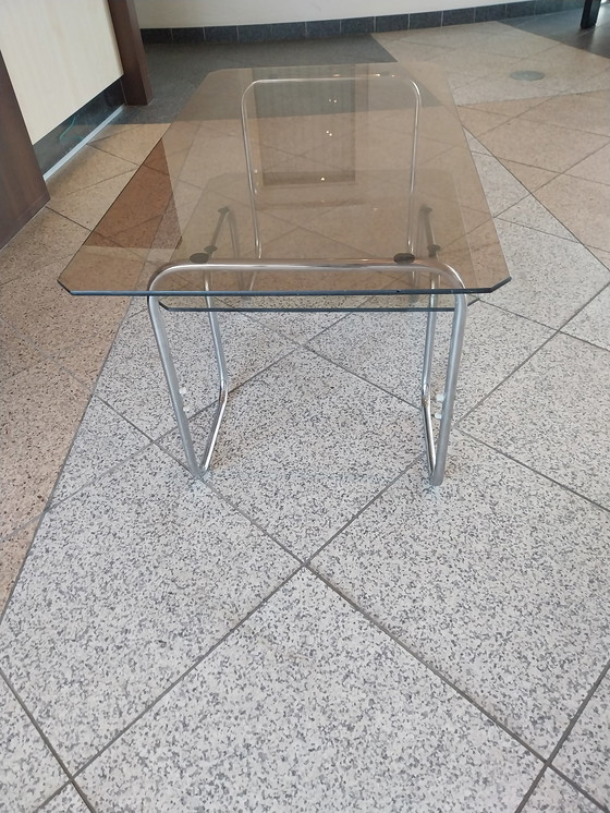 Image 1 of 1 mesa de centro con estructura tubular y tablero de cristal ahumado. República Checa, década de 1960. 