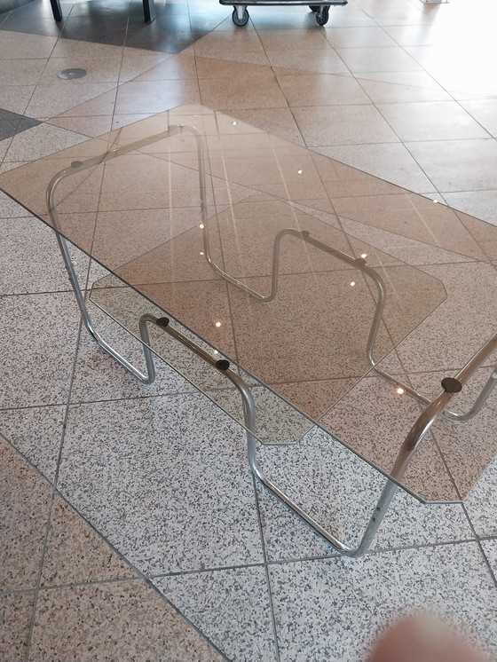 Image 1 of 1 mesa de centro con estructura tubular y tablero de cristal ahumado. República Checa, década de 1960. 