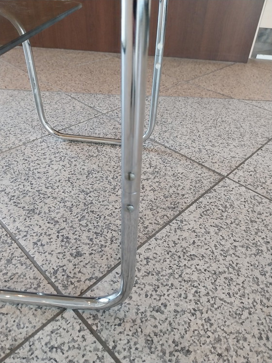 Image 1 of 1 mesa de centro con estructura tubular y tablero de cristal ahumado. República Checa, década de 1960. 