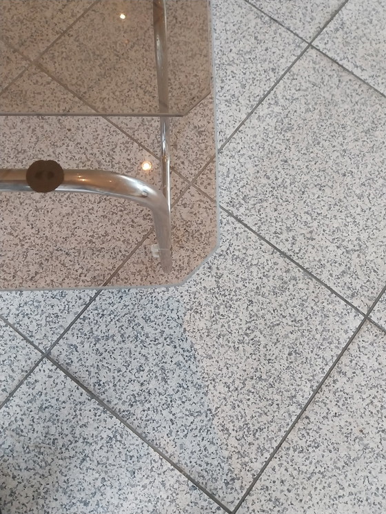 Image 1 of 1 mesa de centro con estructura tubular y tablero de cristal ahumado. República Checa, década de 1960. 