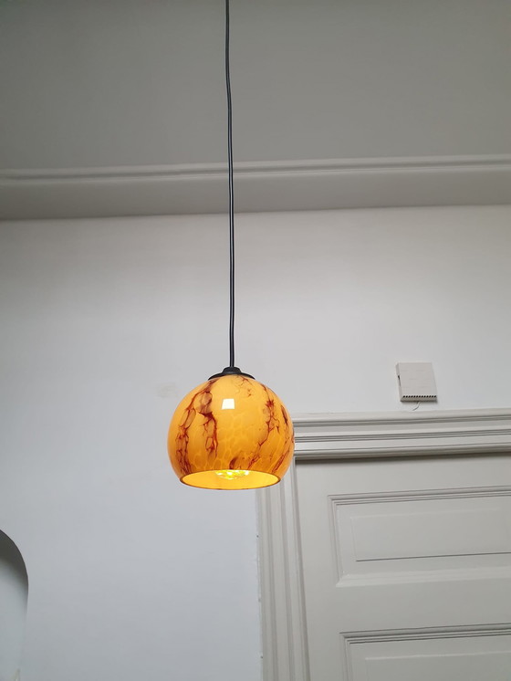 Image 1 of Lampe suspendue Art déco / Mid Century motif écaille de tortue marbrée