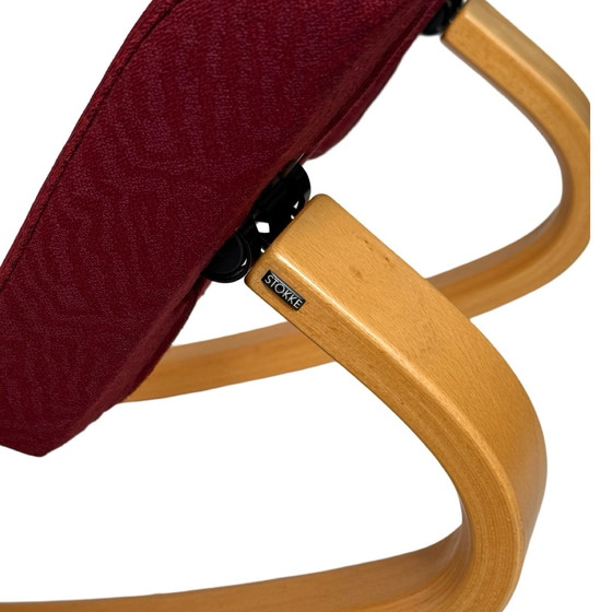 Image 1 of Peter Opsvik - Stokke - Thatsit (Design Form 1991) Sedia a dondolo ergonomica - Rovere chiaro e rivestimento rosso