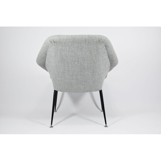 Image 1 of Sillón alemán de concha, patas de acero, color gris.