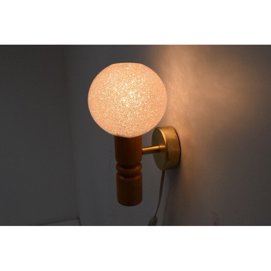 Image 1 of Lampada da parete vintage in plastica, legno e ottone di Pokrok Zilina, Cecoslovacchia, anni '70