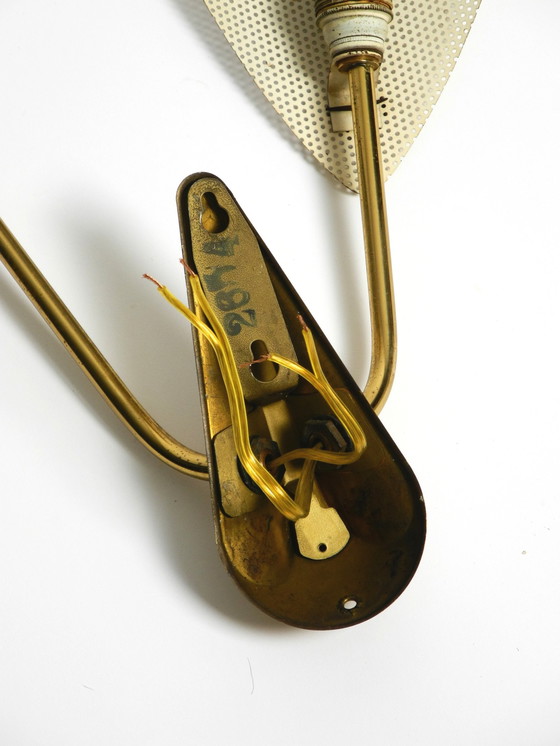 Image 1 of Lampada da parete originale in ottone di metà secolo con paralumi in lamiera forata