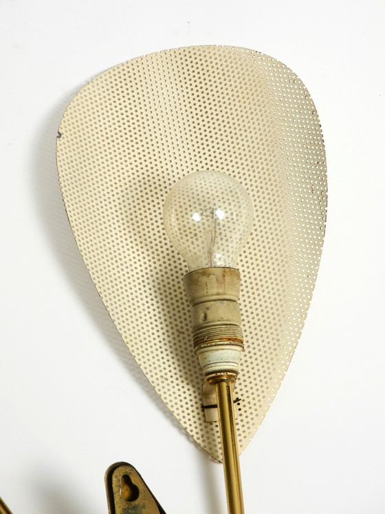 Image 1 of Lampada da parete originale in ottone di metà secolo con paralumi in lamiera forata