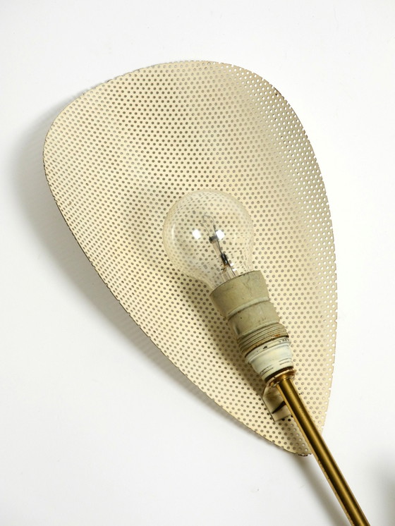 Image 1 of Lampada da parete originale in ottone di metà secolo con paralumi in lamiera forata