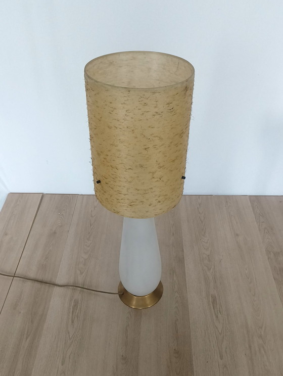 Image 1 of Lampadaire vintage avec base en verre opale