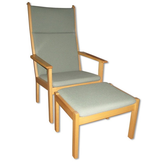 Image 1 of Easy chair in beech and wool with its ottoman, Hans J. WEGNER - 1984