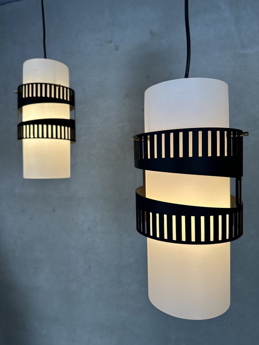 2 lampade a sospensione dal design vintage opalino 