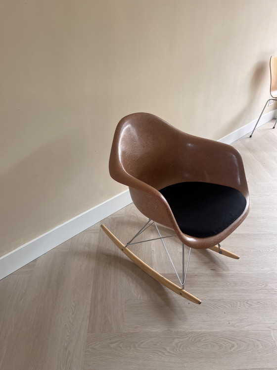 Image 1 of Fauteuil à bascule Herman Mille design Ray et Charles Eames