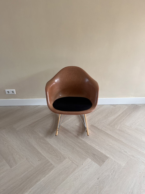 Image 1 of Fauteuil à bascule Herman Mille design Ray et Charles Eames