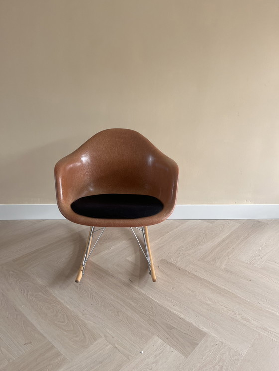 Image 1 of Fauteuil à bascule Herman Mille design Ray et Charles Eames